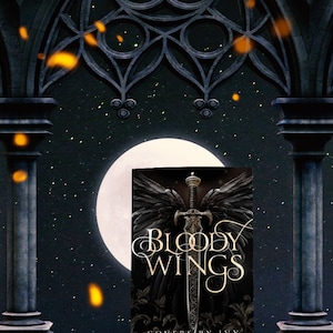 Peut inclure: Une couverture de livre avec un fond noir et des lettres dor&eacute;es. Le titre est "Bloody Wings" et la couverture pr&eacute;sente une &eacute;p&eacute;e avec des ailes noires. Le texte "Covers by Ivy" est en bas de la couverture.