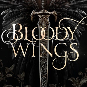 Peut inclure: Une couverture de livre repr&eacute;sentant une &eacute;p&eacute;e dor&eacute;e aux d&eacute;tails complexes, sur un fond sombre avec des ailes noires et des motifs floraux dor&eacute;s. Le titre "BLOODY WINGS" est &eacute;crit en lettres dor&eacute;es. Le texte "COVERS BY IVY" est en bas.
