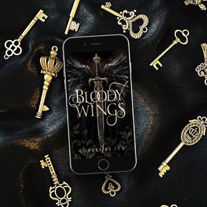 Peut inclure: Un smartphone noir affichant une couverture de livre sur l'&eacute;cran. La couverture pr&eacute;sente un fond sombre avec une &eacute;p&eacute;e et des ailes, et le texte "Bloody Wings" dans une police d&eacute;corative. Le t&eacute;l&eacute;phone est entour&eacute; de cl&eacute;s dor&eacute;es sur une surface noire.