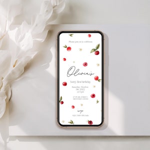Puede incluir: Una invitación digital con fondo blanco y bayas rojas y flores blancas. El texto dice "Olivia's" en una fuente cursiva y "Berry sweet birthday" en una fuente sans-serif. La invitación incluye la fecha, la hora y la ubicación del evento.