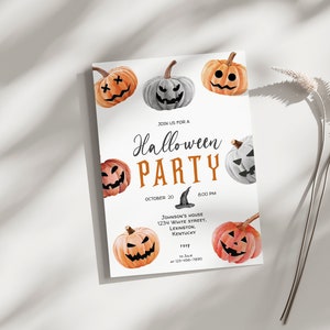 Op de afbeelding: Een witte uitnodigingskaart met een Halloween-partythema. De kaart toont verschillende oranje en grijze pompoenen met uitgesneden gezichten. De tekst op de kaart luidt "Doe mee met ons voor een Halloween-feest" met de datum en tijd van het feest. Het adres en telefoonnummer zijn ook inbegrepen.