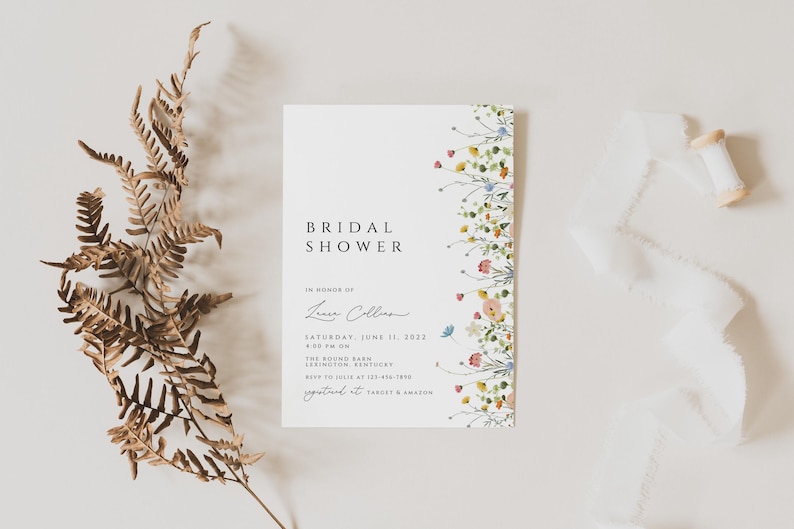 Puede incluir: Una invitaci&oacute;n de ducha nupcial blanca con un borde floral. La invitaci&oacute;n dice "Bridal Shower" en texto negro y "En honor de Laura Collins" en cursiva. La fecha es el s&aacute;bado 11 de junio de 2022 a las 4:00 PM. La ubicaci&oacute;n es The Round Barn, Lexington, Kentucky. RSVP a Julie al 123-456-7890. La invitaci&oacute;n est&aacute; decorada con un borde floral de acuarela.