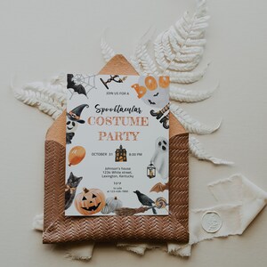 K&ouml;nnte beinhalten: Eine Halloween-Partyeinladung mit einem gruseligen Thema. Die Einladung zeigt eine Aquarellillustration einer K&uuml;rbislaterne, einer schwarzen Katze, eines Geistes, eines Rabens und eines Hexenhutes. Der Text auf der Einladung lautet "Join us for a Spooktacular Costume Party" und enth&auml;lt das Datum, die Uhrzeit und den Ort der Party.