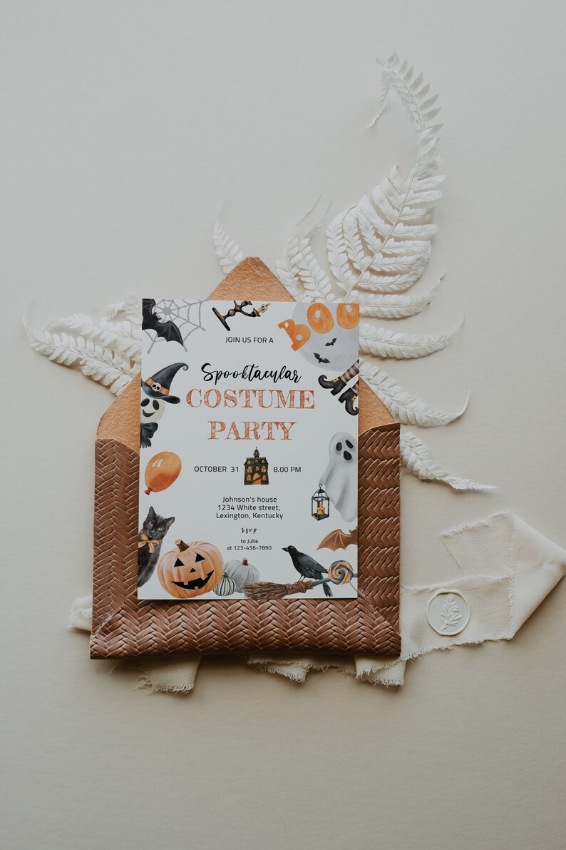 K&ouml;nnte beinhalten: Eine Halloween-Partyeinladung mit einem gruseligen Thema. Die Einladung zeigt eine Aquarellillustration einer K&uuml;rbislaterne, einer schwarzen Katze, eines Geistes, eines Rabens und eines Hexenhutes. Der Text auf der Einladung lautet "Join us for a Spooktacular Costume Party" und enth&auml;lt das Datum, die Uhrzeit und den Ort der Party.