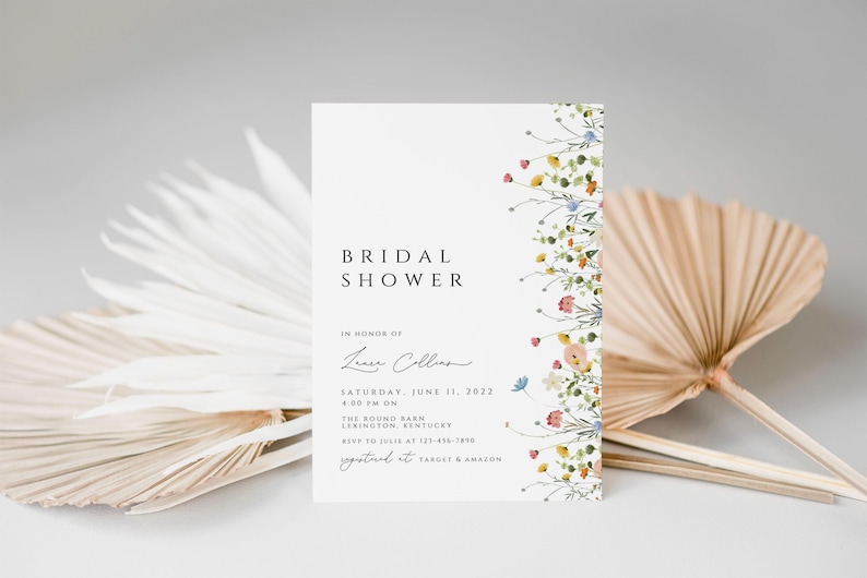 Puede incluir: Una invitaci&oacute;n de ducha nupcial blanca con un borde floral. La invitaci&oacute;n dice "Bridal Shower" en honor a "Laura Collins" e incluye la fecha, la hora, la ubicaci&oacute;n y la informaci&oacute;n de RSVP.