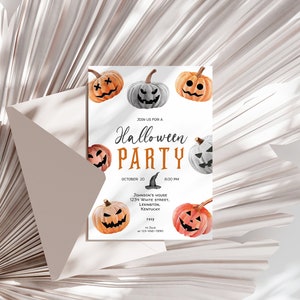 Op de afbeelding: Uitnodiging voor een Halloween-feest met een witte achtergrond en oranje en grijze jack-o'-lantern illustraties. De tekst luidt "Join us for a Halloween Party" met de datum en tijd "20 oktober, 18:00 uur". De uitnodiging bevat ook het adres "Johnson's House, 1234 White Street, Lexington, Kentucky".