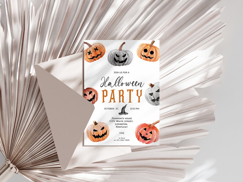 Op de afbeelding: Uitnodiging voor een Halloween-feest met een witte achtergrond en oranje en grijze jack-o'-lantern illustraties. De tekst luidt "Join us for a Halloween Party" met de datum en tijd "20 oktober, 18:00 uur". De uitnodiging bevat ook het adres "Johnson's House, 1234 White Street, Lexington, Kentucky".