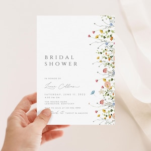Puede incluir: Una invitaci&oacute;n de despedida de soltera blanca con un borde floral. La invitaci&oacute;n dice "Bridal Shower" en honor a "Laura Collins" el s&aacute;bado 11 de junio de 2022 a las 4:00 PM en The Bound Barn en Lexington, Kentucky. RSVP a Julie al 123-456-7890. Encu&eacute;ntralo en Target & Amazon.