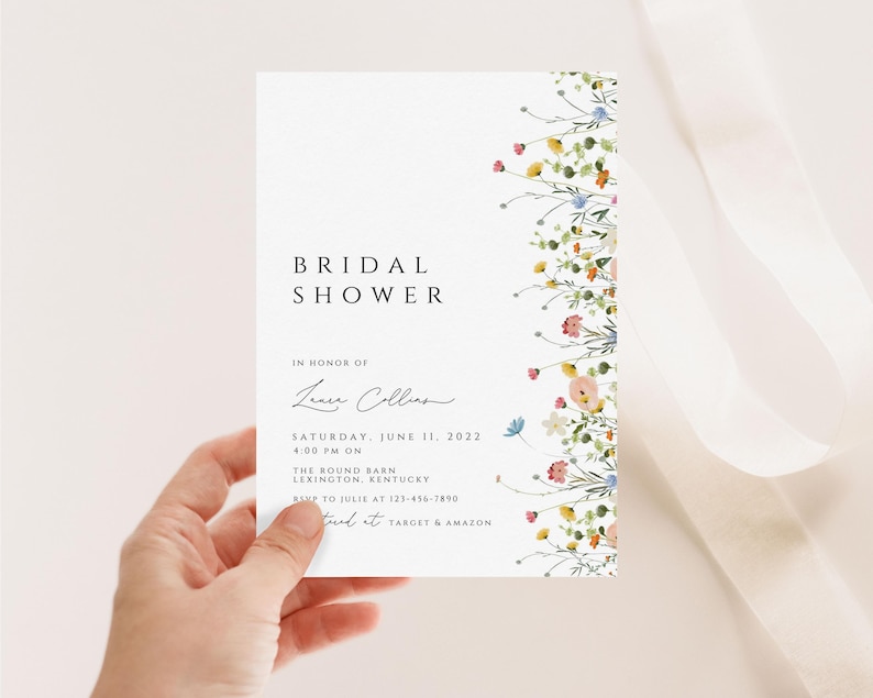 Puede incluir: Una invitaci&oacute;n de despedida de soltera blanca con un borde floral. La invitaci&oacute;n dice "Bridal Shower" en honor a "Laura Collins" el s&aacute;bado 11 de junio de 2022 a las 4:00 PM en The Bound Barn en Lexington, Kentucky. RSVP a Julie al 123-456-7890. Encu&eacute;ntralo en Target & Amazon.