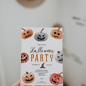 Op de afbeelding: Uitnodiging voor een Halloween-feest met een zwarte heksenhoed en oranje en grijze pompoenen. De uitnodiging bevat de datum, tijd en het adres van het feest. RSVP naar Julie op 123-456-7890.