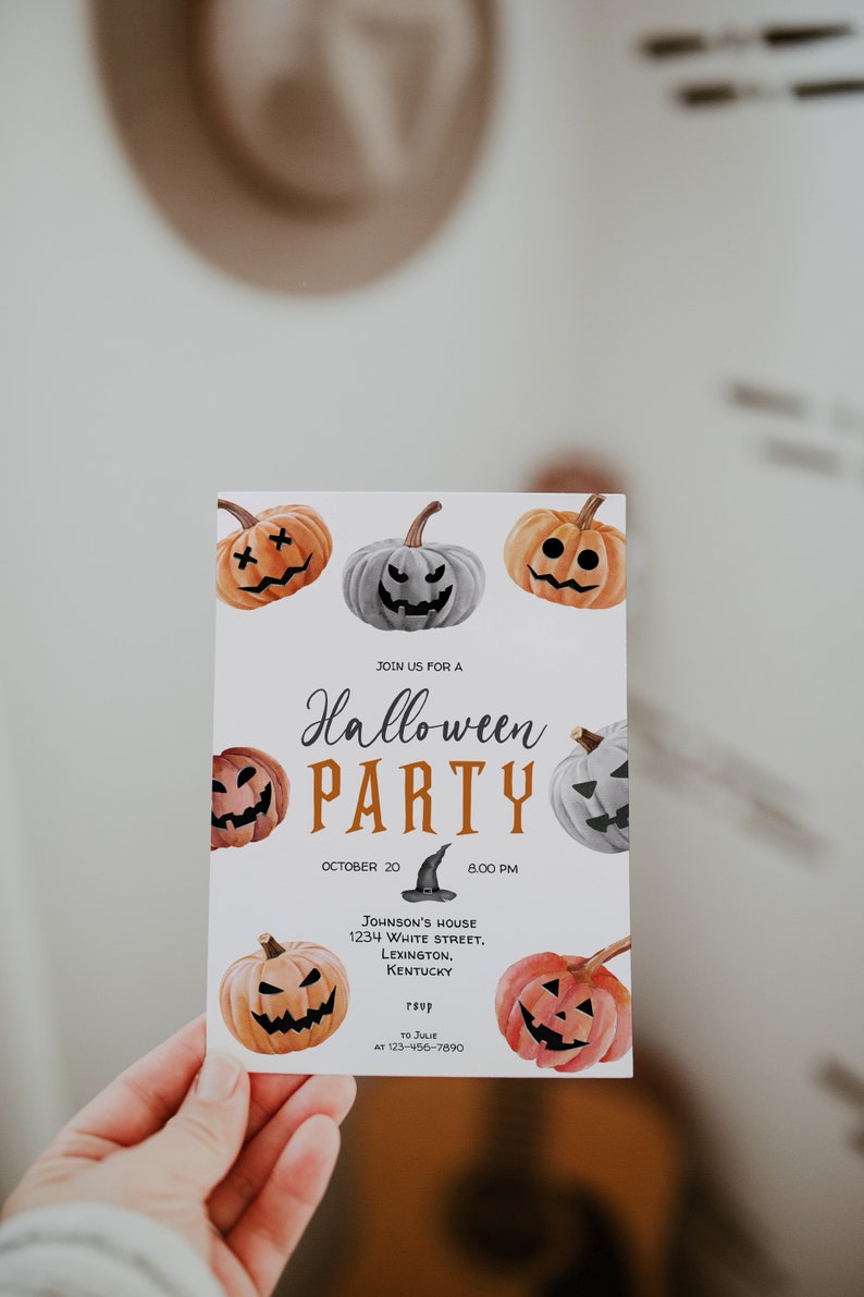 Op de afbeelding: Uitnodiging voor een Halloween-feest met een zwarte heksenhoed en oranje en grijze pompoenen. De uitnodiging bevat de datum, tijd en het adres van het feest. RSVP naar Julie op 123-456-7890.