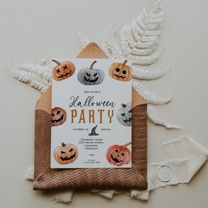 Op de afbeelding: Een Halloween-partyuitnodiging met een bruine envelop en een witte kaart. De kaart heeft een aquarel-illustratie van pompoenen met verschillende gezichtsuitdrukkingen. De tekst op de kaart luidt "Join us for a Halloween Party, October 20, 8:00 PM, Johnson's House, 1234 White Street, Lexington, Kentucky, RSVP to 7890-456-1234".