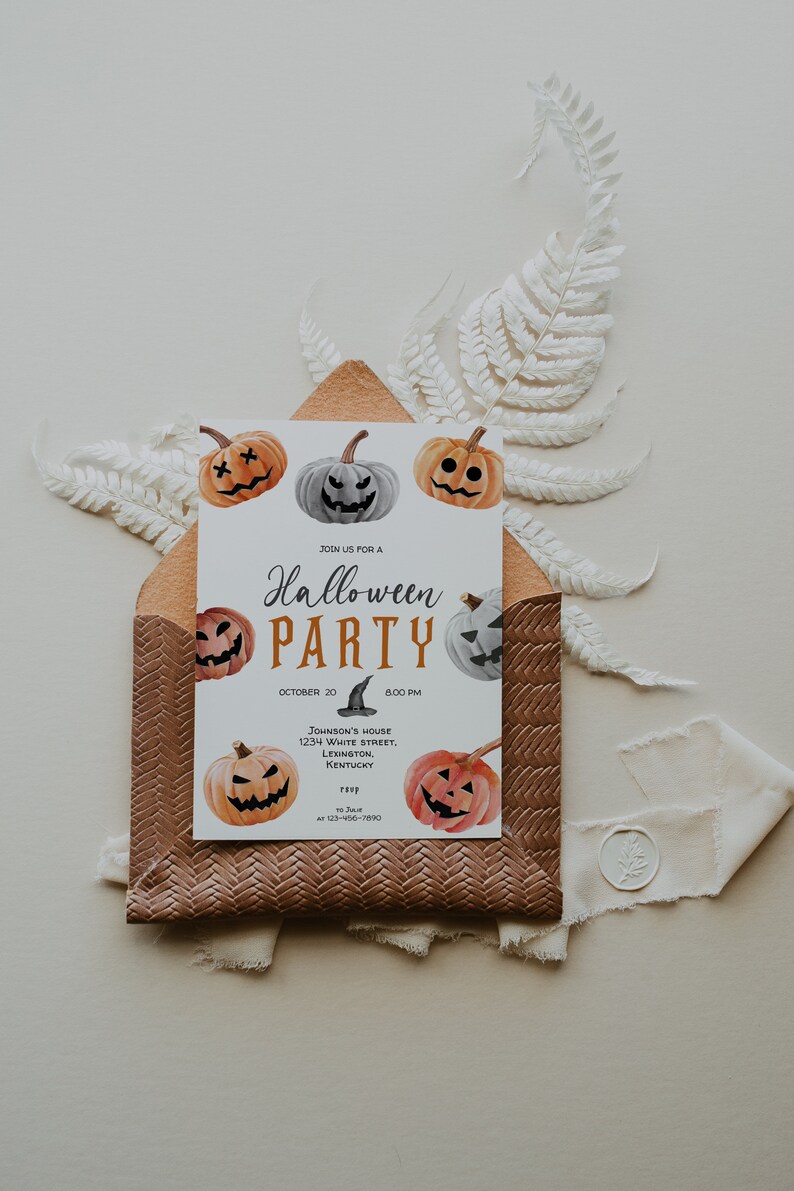 Op de afbeelding: Een Halloween-partyuitnodiging met een bruine envelop en een witte kaart. De kaart heeft een aquarel-illustratie van pompoenen met verschillende gezichtsuitdrukkingen. De tekst op de kaart luidt "Join us for a Halloween Party, October 20, 8:00 PM, Johnson's House, 1234 White Street, Lexington, Kentucky, RSVP to 7890-456-1234".
