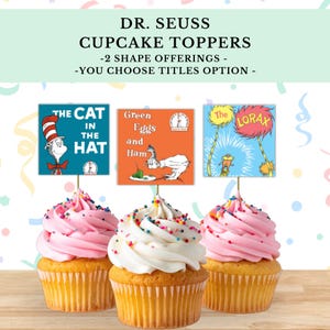 Peut inclure: Trois cupcakes avec un glaçage rose et blanc surmontés de décorations en papier carrées sur le thème du Dr. Seuss. Les décorations présentent des illustrations et du texte pour The Cat in the Hat, Green Eggs and Ham et The Lorax. Texte : DR. SEUSS CUPCAKE TOPPERS.