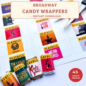 Puede incluir: Una hoja de envoltorios de dulces imprimibles de Broadway con varios títulos de musicales como The Lion King, Hamilton y Mean Girls. Tres barras de dulce envueltas se muestran en primer plano, cada una con el logo de Playbill.