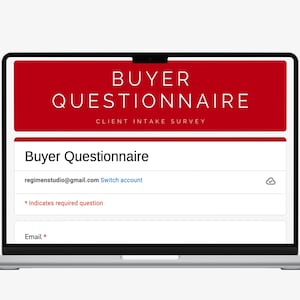 Op de afbeelding: Een laptopscherm met een rood en wit formulier voor een kopersenquête met de tekst "BUYER QUESTIONNAIRE" en "CLIENT INTAKE SURVEY". Het formulier bevat een veld voor het e-mailadres en een opmerking die aangeeft welke vragen verplicht zijn.