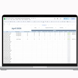 Könnte beinhalten: Ein silberner Laptop, der eine Tabelle mit dem Titel "Cold Calling Tracking Spreadsheet" für April 2026 anzeigt. Die Tabelle enthält Spalten für Datum, Servicebereich und Ergebnisse. Der Laptop befindet sich auf weißem Hintergrund.