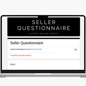 以下が含まれることがあります： 「SELLER QUESTIONNAIRE CLIENT INTAKE SURVEY」というテキストが表示された、販売者向けのアンケートフォームが表示されたラップトップコンピューターの画面。フォームには、メールアドレスのフィールドと、必須の質問を示すメモが含まれています。