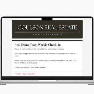 以下が含まれることがあります： ラップトップには「Real Estate Team Weekly Check-In」フォームが表示されています。フォームには、リードジェネレーションの統計とメモのセクションが含まれています。画面上部には「COULSON REAL ESTATE」と「WEEKLY TEAM CHECK IN」が表示されています。