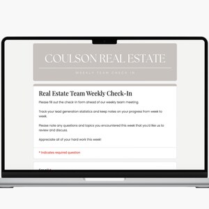 以下が含まれることがあります： シルバーのラップトップには、不動産チームの週次チェックインフォームが表示されています。 フォームには「COULSON REAL ESTATE」というテキストと、リード生成統計を追跡し、進捗状況を記録するための指示が含まれています。 画面は白で、グレーのテキストが表示されています。