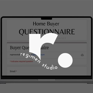 K&ouml;nnte beinhalten: Ein Laptop-Bildschirm zeigt einen Fragebogen f&uuml;r Hausk&auml;ufer mit dem Text "Home Buyer Questionnaire" und "Buyer Questionnaire". Der Bildschirm zeigt auch den Text "regimen studio" und "Indicates required question".