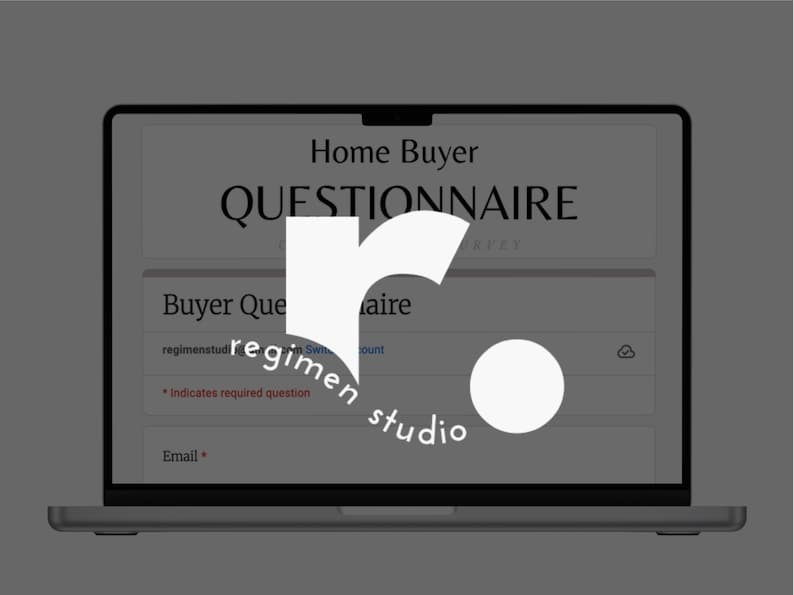 K&ouml;nnte beinhalten: Ein Laptop-Bildschirm zeigt einen Fragebogen f&uuml;r Hausk&auml;ufer mit dem Text "Home Buyer Questionnaire" und "Buyer Questionnaire". Der Bildschirm zeigt auch den Text "regimen studio" und "Indicates required question".