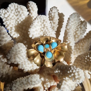Antique flower brooch in gold metal and turquoise blue stones 1950s