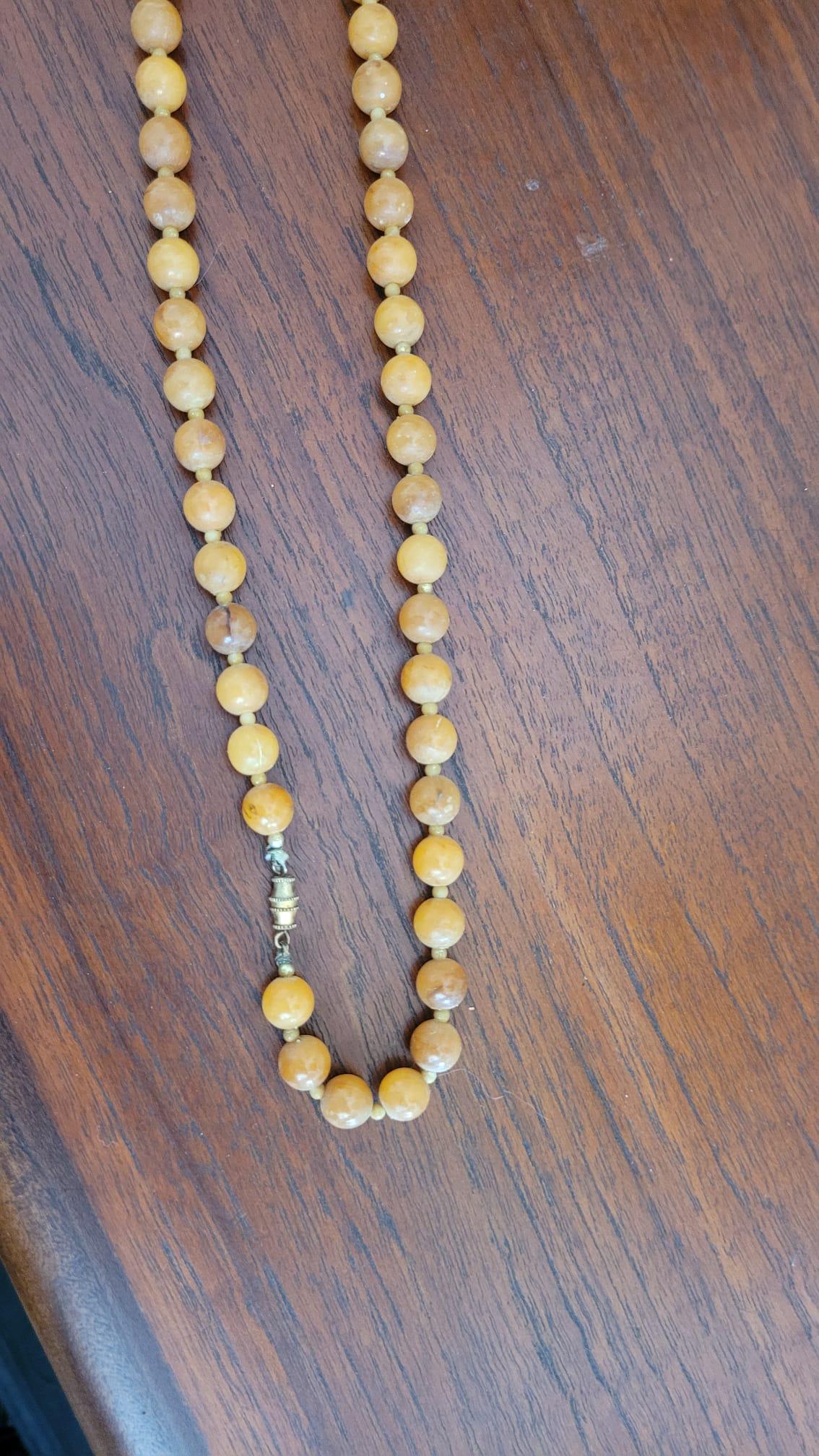 Lot de Collier sautoir en or jaune et perles. Poids tel. 15,98 g au
