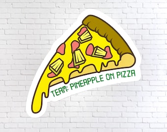 Può includere: Un adesivo fustellato raffigurante una fetta di pizza a cartoni animati con formaggio giallo, salame rosa e pezzi di ananas. Il testo "TEAM: PINEAPPLE ON PIZZA" è stampato in verde sotto.