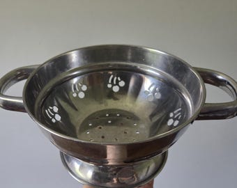 Colador pequeño vintage de acero inoxidable para bayas con cerezas