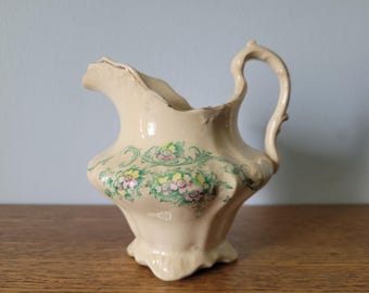 Jarra de porcelana Verus vintage adornada con diseño floral