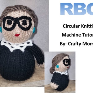 Może przedstawiać: Dzianinowa lalka przedstawiająca Ruth Bader Ginsburg, z czarnymi okularami, białym kołnierzem i czarną togą. Lalka ma brązowe włosy i turkusowe kolczyki. Obraz zawiera również tekst "RBG" i "Circular Knitting Machine Tutorial By: Crafty Momma."