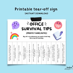Może przedstawiać: Drukowany znak zrywany z tekstem "OFFICE SURVIVAL TIPS (MOSTLY SARCASTIC)". Znak zawiera kolorowe ilustracje i humorystyczne porady biurowe, takie jak "Unikaj kontaktu wzrokowego jak choroby zakaźnej."