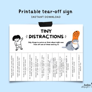 以下が含まれることがあります： 「Tiny Distractions」のテキストと、日常の細部に気づくためのプロンプトが記載された、印刷可能なティアオフサイン。靴を履いた猫と棒人間のイラストが含まれています。サインは黒いテープで固定されています。