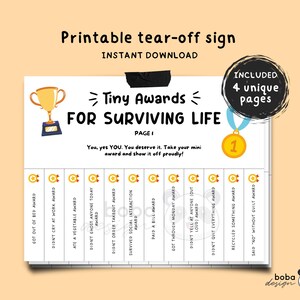 Puede incluir: Señal imprimible de desgarro con el texto "Tiny Awards for Surviving Life" y un trofeo dorado. La señal tiene 10 tiras de premios de desgarro con frases humorísticas como "Got out of bed award" y "Didn't cry at work award".