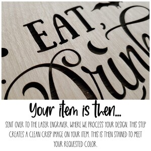 Puede incluir: Primer plano de un letrero de madera con las palabras "EAT, DRINK" talladas en negro. Un murci&eacute;lago y una luna creciente tambi&eacute;n est&aacute;n tallados en la madera. El letrero tiene un veteado claro. El texto "Your item is then..." est&aacute; debajo.