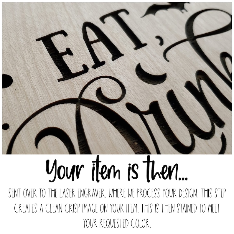 Puede incluir: Primer plano de un letrero de madera con las palabras "EAT, DRINK" talladas en negro. Un murci&eacute;lago y una luna creciente tambi&eacute;n est&aacute;n tallados en la madera. El letrero tiene un veteado claro. El texto "Your item is then..." est&aacute; debajo.