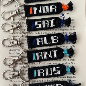 Porte-clés de pilote de F1 tissé à la main : cadeau pour fan de sport automobile
