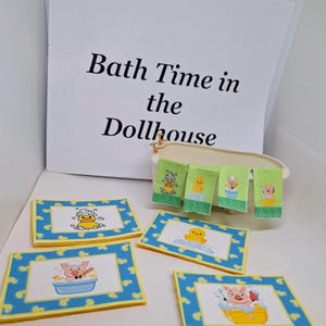 Puede incluir: Juego de baño para casa de muñecas en miniatura con una bañera blanca, toallas verdes y cuatro cuadros enmarcados en azul y amarillo. Las imágenes muestran patos y cerdos de dibujos animados en bañeras. El letrero dice "Bath Time in the Dollhouse."