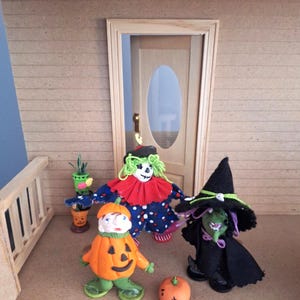 Poppenhuis Trick r Treats klaar voor het verzamelen van dat snoep op Halloween