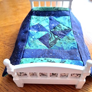 Dollhouse miniature quilt for single bed - romantic vibes