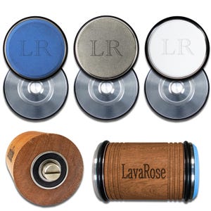 Puede incluir: Un rodillo de madera con un disco azul, gris y blanco en cada extremo. El rodillo tiene el texto "LavaRose" grabado en el lateral. Los discos tienen las letras "LR" grabadas.