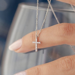 14K Gold Diamond Baguette Cross Pendant Necklace – QUEEN MAY