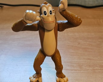 Figura de acción de orangután vintage Ozzie del Rainforest Cafe, año 2000. Mide aproximadamente 8,9 cm de alto. Se mantiene de pie, sus articulaciones se mueven y la cabeza gira.