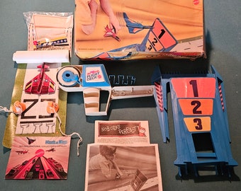 Mattel Hot Birds On Target. ¡1970 COMPLETO! ¡MUY RARO! Usado, en buen estado. Contiene el avión Regal Eagle rojo.