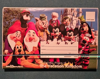 Paquete fotográfico de 26 fotos coloridas de Disney World de 1982, The Vacation Kingdom. Vintage. Muy buen estado.