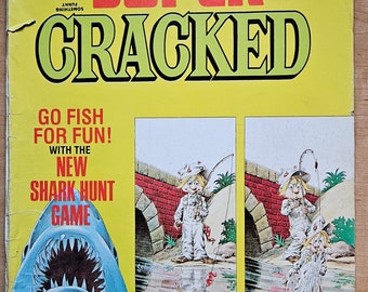 Revista Cracked Super 9th Annual 1976, estado regular/bueno, falta el juego Shark Hunt, pequeño desgarro por uso normal y ligero amarilleamiento de las páginas.