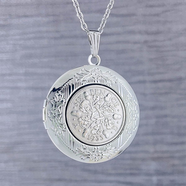 Collana con medaglione vintage da sei pence fortunato dell'anno 1934, ricordo del 90° compleanno, ricordo da sei pence, collana di monete britanniche, incisione aggiuntiva