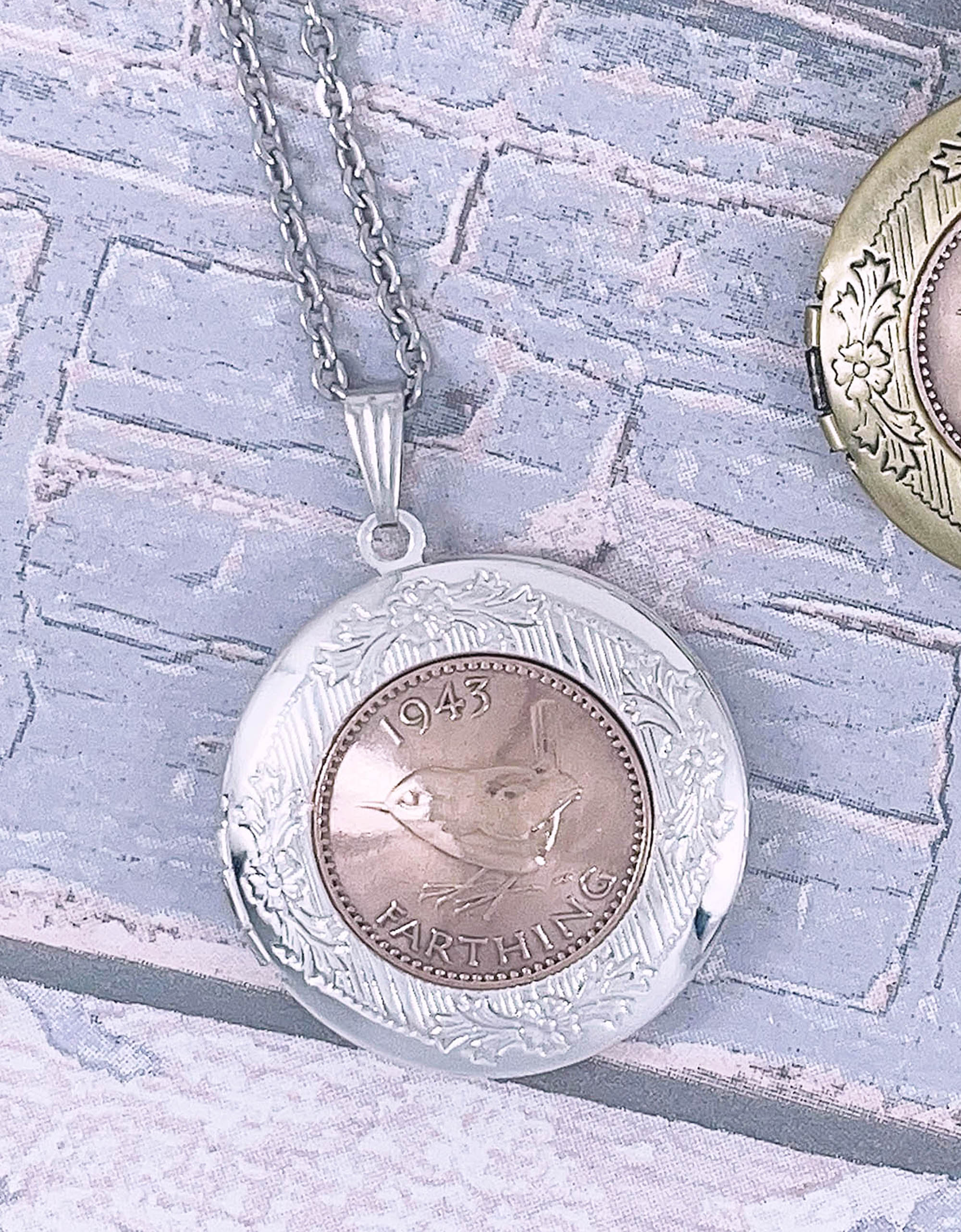 1946年製 ファージングコインロケットネックレス:80歳の誕生日の記念品