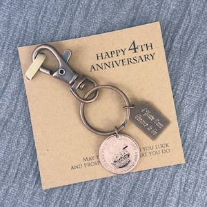 Regalo ricordo per il 4° anniversario, portachiavi con moneta da un centesimo britannico dell'anno 2021, anniversario in lino, 4 anni insieme, incisione aggiuntiva